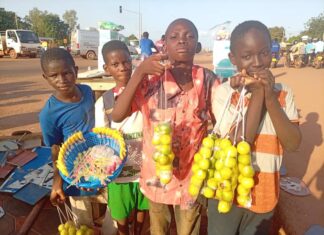 Jobs de vacances à Ouagadougou : ces élèves qui travaillent pour préparer la rentrée scolaire