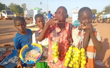 Jobs de vacances à Ouagadougou : ces élèves qui travaillent pour préparer la rentrée scolaire