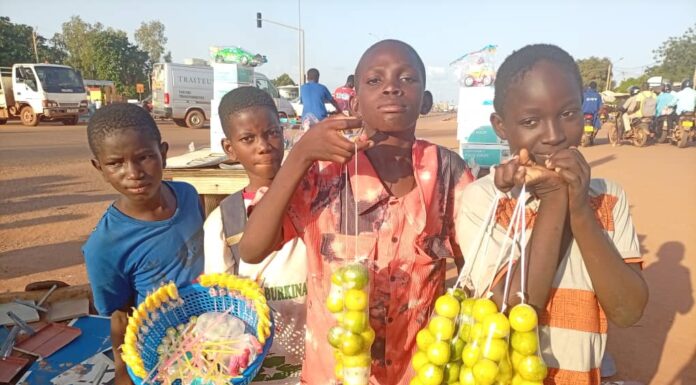Jobs de vacances à Ouagadougou : ces élèves qui travaillent pour préparer la rentrée scolaire
