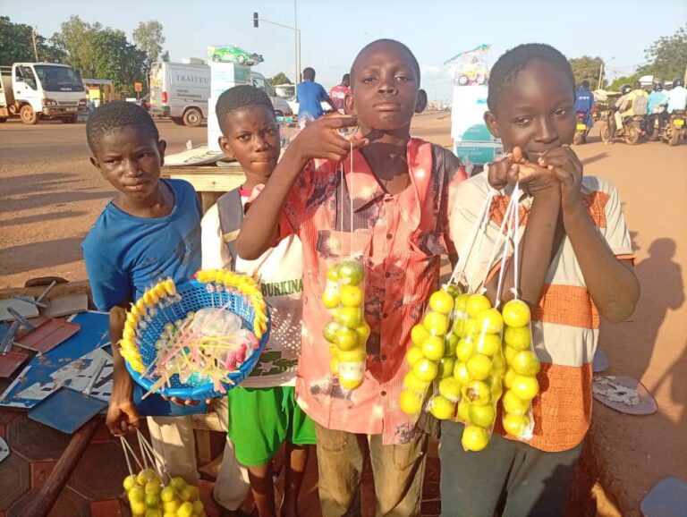 Jobs de vacances à Ouagadougou : ces élèves qui travaillent pour préparer la rentrée scolaire