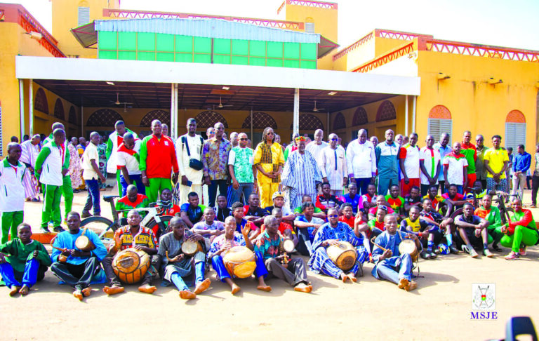 37e Tour du Faso: le Mogho Naaba conseille et bénit