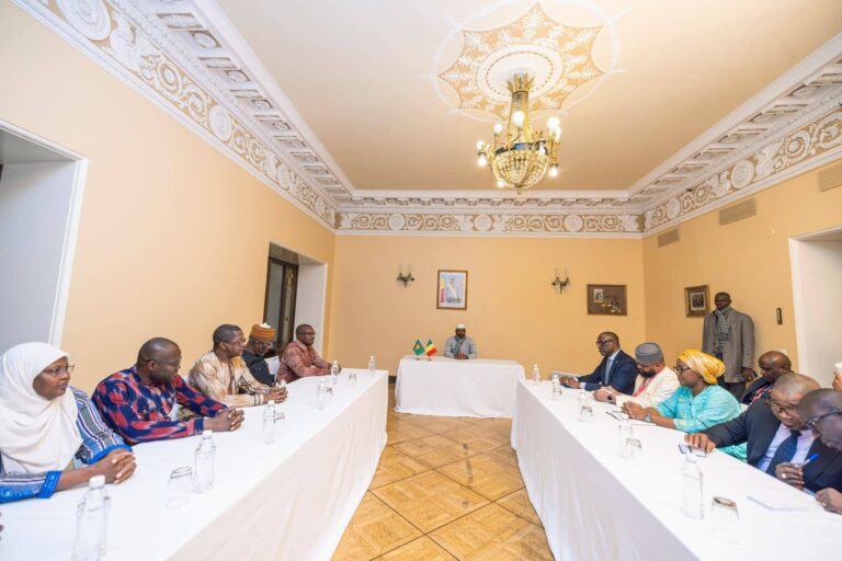 𝐀𝐄𝐒 : 𝐟𝐫𝐚𝐭𝐞𝐫𝐧𝐢𝐭𝐞́ 𝐞𝐭 𝐜𝐨𝐧𝐜𝐞𝐫𝐭𝐚𝐭𝐢𝐨𝐧 𝐚̀ 𝐌𝐨𝐬𝐜𝐨𝐮 𝐚𝐮𝐭𝐨𝐮𝐫 𝐝𝐮 𝐏𝐫𝐞́𝐬𝐢𝐝𝐞𝐧𝐭 𝐀𝐬𝐬𝐢𝐦𝐢 𝐆𝐨𝐢̈𝐭𝐚
