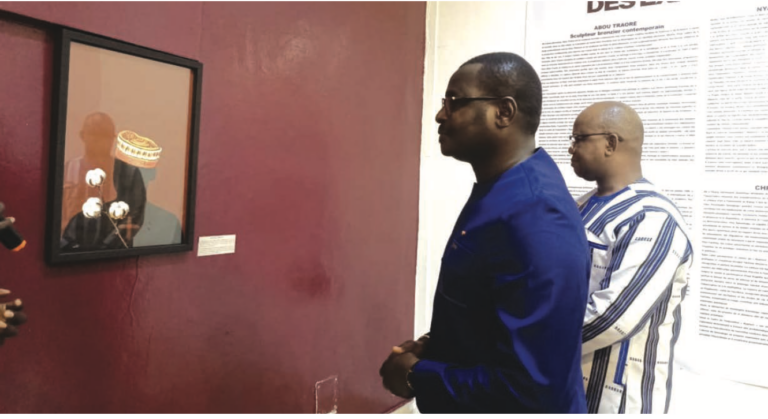 Exposition « RUPTURE » : le ministre Pingdwendé Gilbert  Ouédraogo apprécie la qualité des œuvres