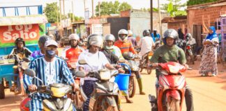 Régions de Bankui et du Sourou : La Police nationale veille au respect strict du port obligatoire du casque en circulation