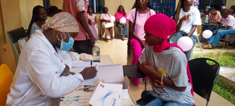 Octobre Rose : Dadoh University mobilise pour le dépistage de cancers du sein et de col de l’utérus