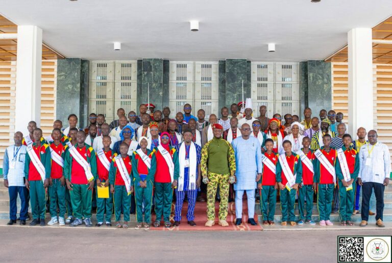 Audience du Président du Faso : Le Capitaine Ibrahim TRAORÉ confie une mission aux Étoiles du Faso