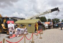 Exposition gouvernementale Le ministre chargé de la guerre, Célestin Simporé échange avec les citoyens