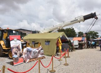 Exposition gouvernementale Le ministre chargé de la guerre, Célestin Simporé échange avec les citoyens