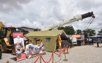 Exposition gouvernementale Le ministre chargé de la guerre, Célestin Simporé échange avec les citoyens