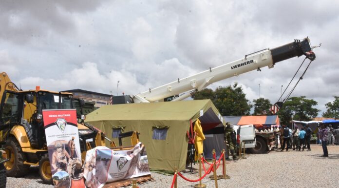 Exposition gouvernementale Le ministre chargé de la guerre, Célestin Simporé échange avec les citoyens
